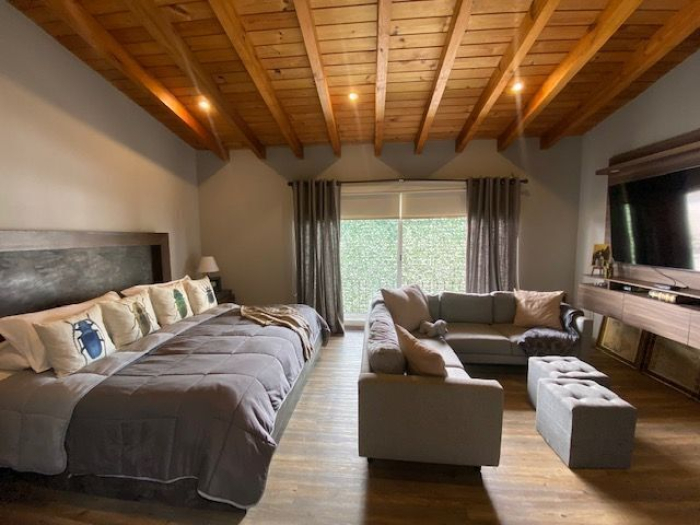 Estupenda Casa en Venta. 2 filtros de seguridad. Amplitud.