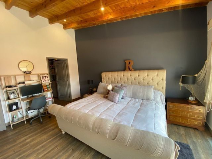 Estupenda Casa en Venta. 2 filtros de seguridad. Amplitud.