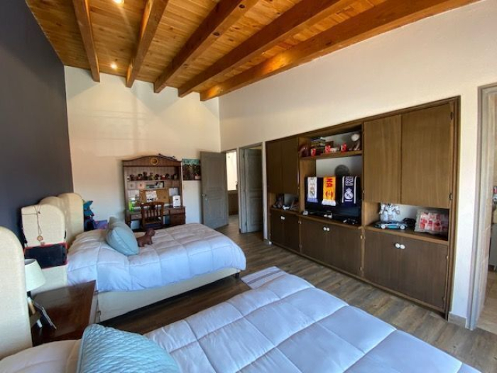 Estupenda Casa en Venta. 2 filtros de seguridad. Amplitud.