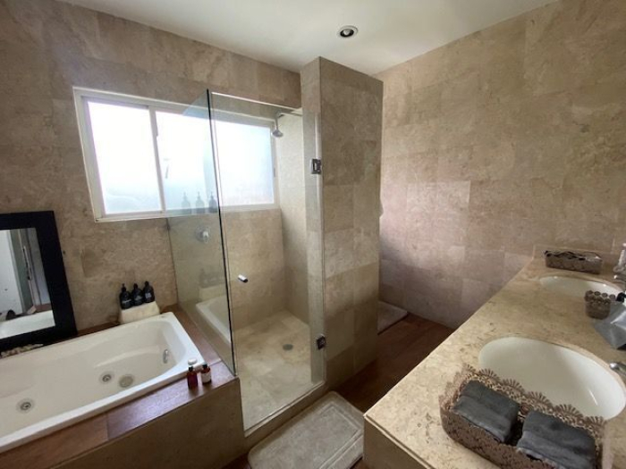 Estupenda Casa en Venta. 2 filtros de seguridad. Amplitud.