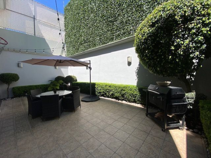 Estupenda Casa en Venta. 2 filtros de seguridad. Amplitud.