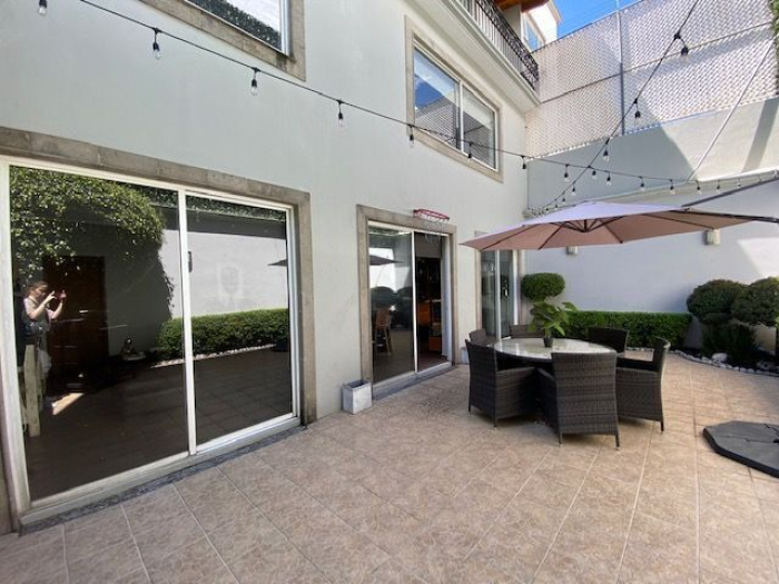 Estupenda Casa en Venta. 2 filtros de seguridad. Amplitud.