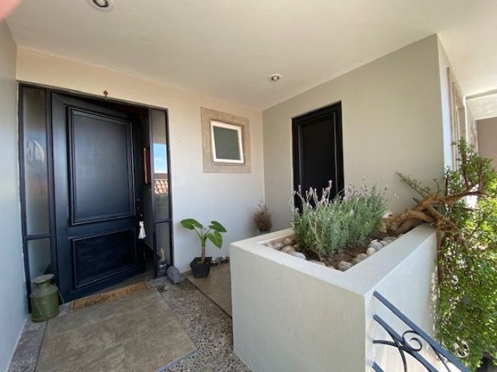 Estupenda Casa en Venta. 2 filtros de seguridad. Amplitud.