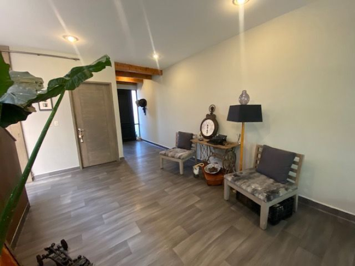 Estupenda Casa en Venta. 2 filtros de seguridad. Amplitud.