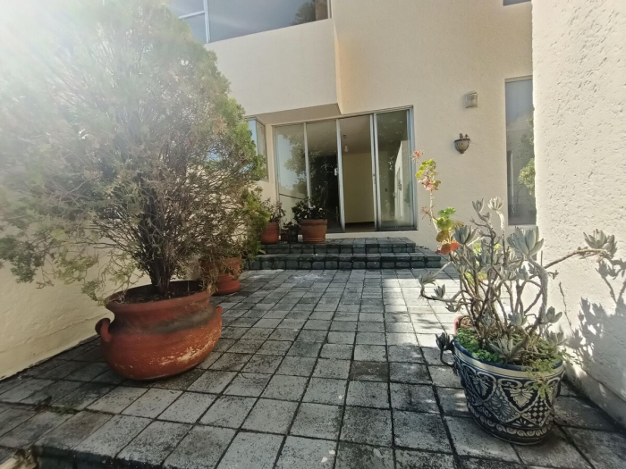 Casa en renta   Bosque de Baluarte con jardín