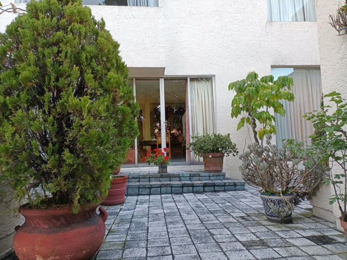 Casa en renta   Bosque de Baluarte con jardín