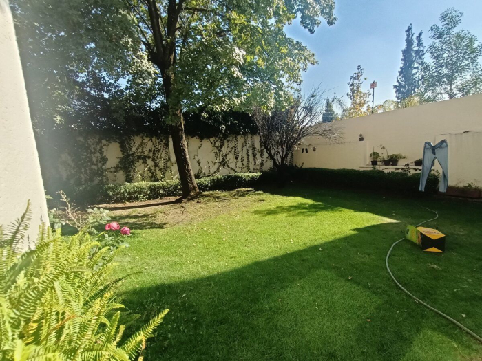 Casa en renta   Bosque de Baluarte con jardín
