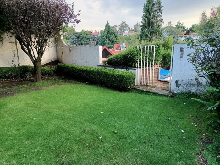 Casa en renta   Bosque de Baluarte con jardín
