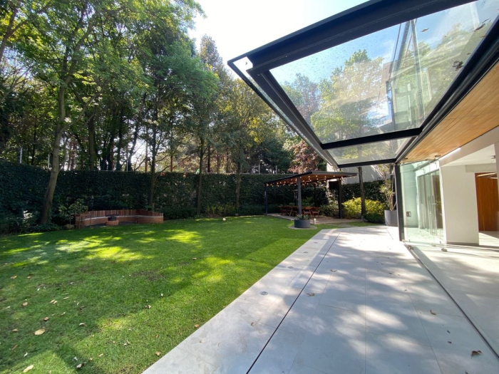 Casa amplia con Jardín.  Acabados de lujo.