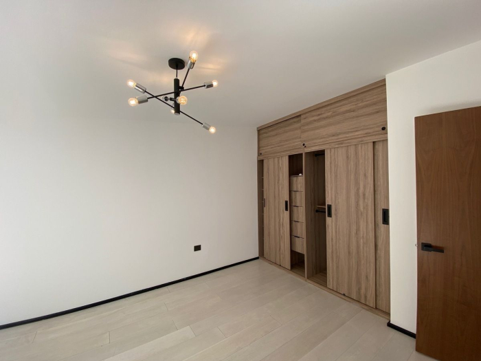 Casa amplia con Jardín.  Acabados de lujo.