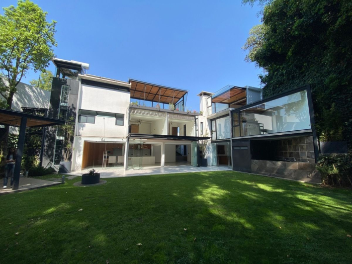 Casa amplia con Jardín.  Acabados de lujo.