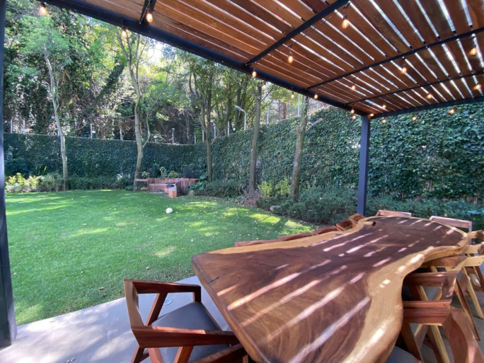 Casa amplia con Jardín.  Acabados de lujo.