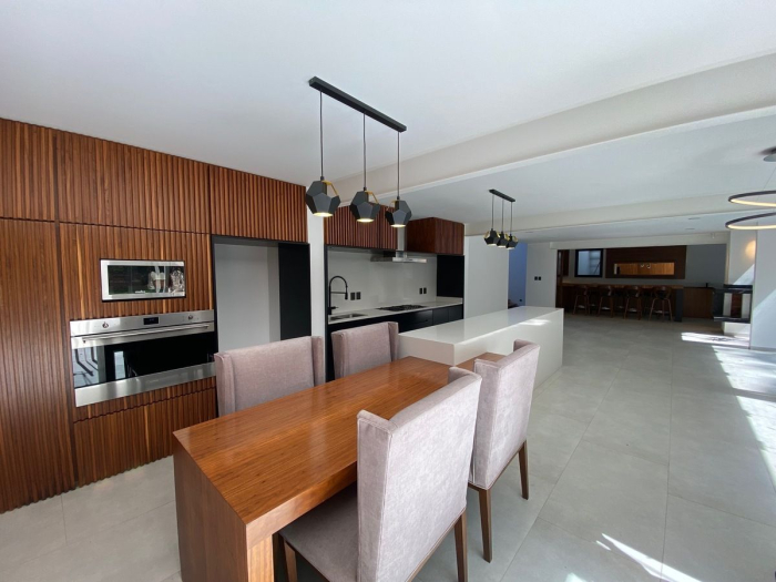 Casa amplia con Jardín.  Acabados de lujo.