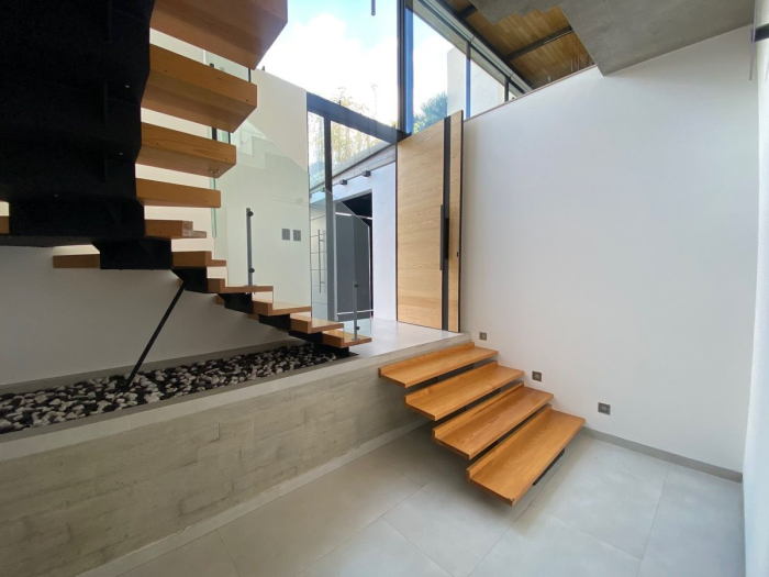 Casa amplia con Jardín.  Acabados de lujo.