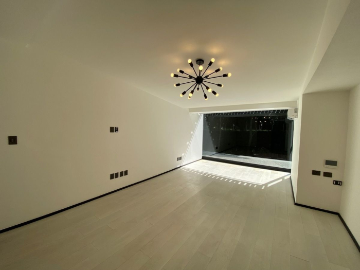 Casa amplia con Jardín.  Acabados de lujo.