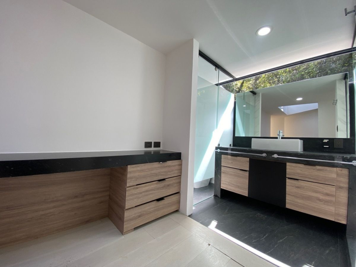 Casa amplia con Jardín.  Acabados de lujo.