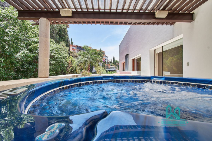 Casa En Venta En La Herradura Con Elevador