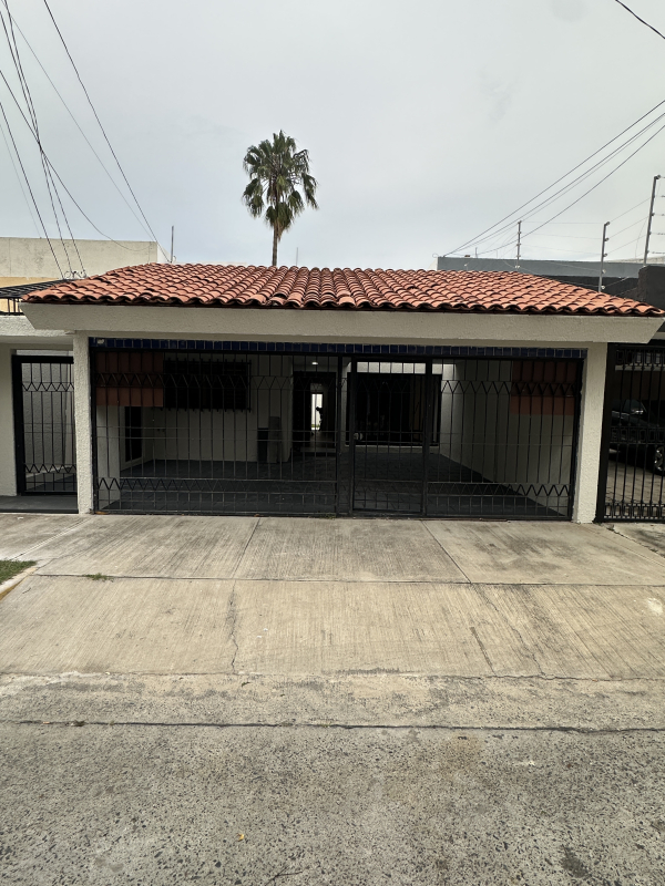 CASA EN RENTA EN JARDINES UNIVERSIDAD
