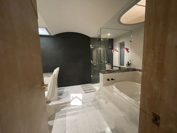 CASA EN VENTA EN HERRADURA EN CERRADA