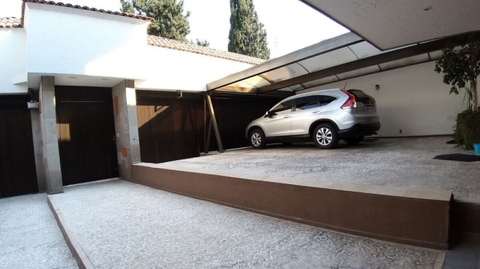 CASA EN VENTA EN HERRADURA EN CERRADA