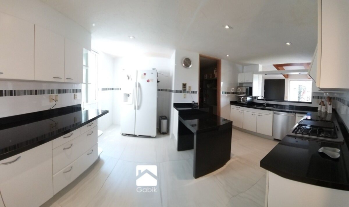 CASA EN VENTA EN HERRADURA EN CERRADA