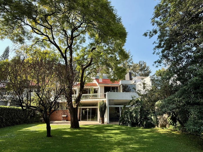 Casa en Venta con alberca techada y acceso por Reforma Lomas