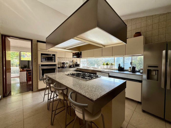 Casa en Venta con alberca techada y acceso por Reforma Lomas