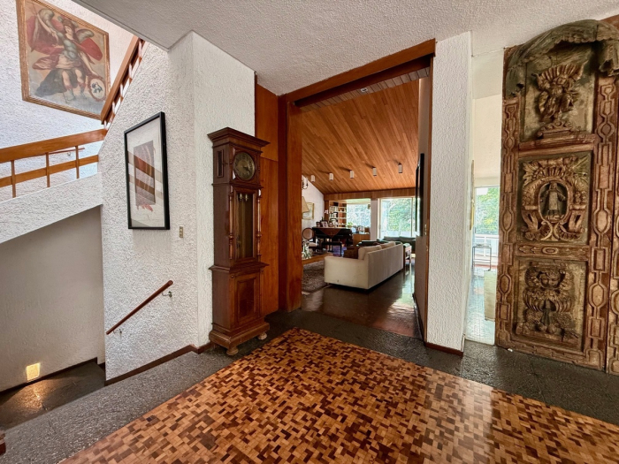 Casa en Venta con alberca techada y acceso por Reforma Lomas