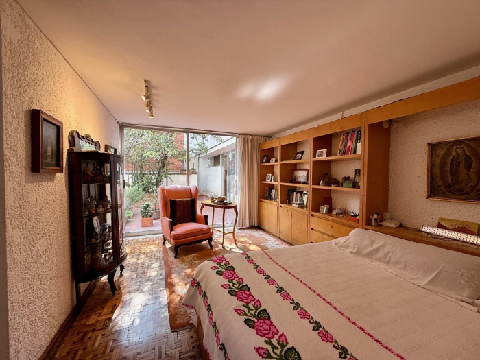 Casa en Venta con alberca techada y acceso por Reforma Lomas