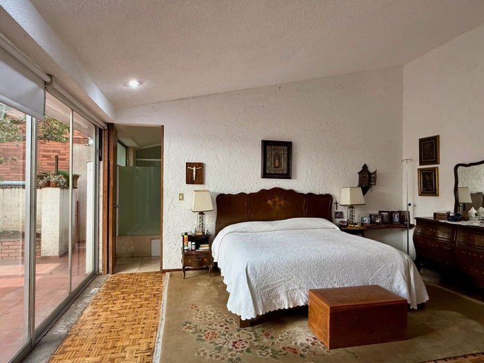 Casa en Venta con alberca techada y acceso por Reforma Lomas