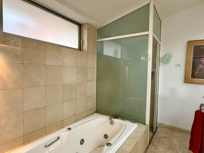 Casa en Venta con alberca techada y acceso por Reforma Lomas