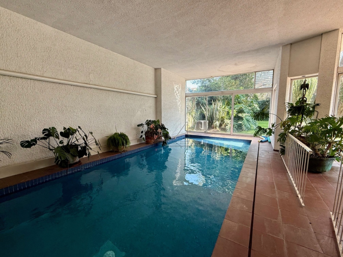 Casa en Venta con alberca techada y acceso por Reforma Lomas