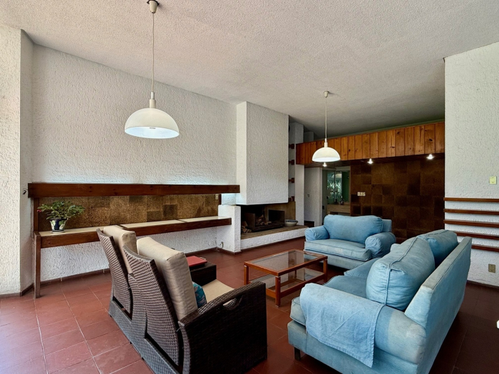 Casa en Venta con alberca techada y acceso por Reforma Lomas