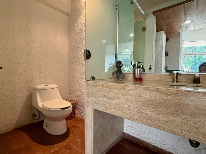Casa en Venta con alberca techada y acceso por Reforma Lomas