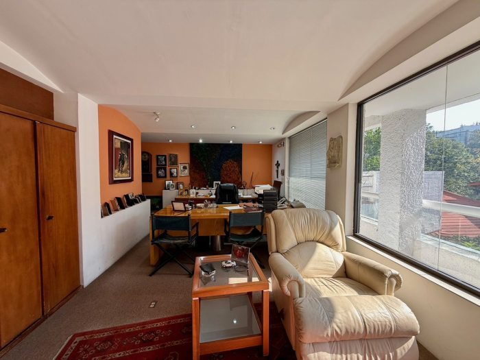 Casa en Venta con alberca techada y acceso por Reforma Lomas