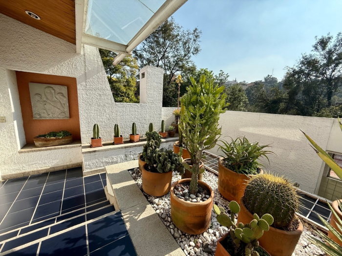 Casa en Venta con alberca techada y acceso por Reforma Lomas