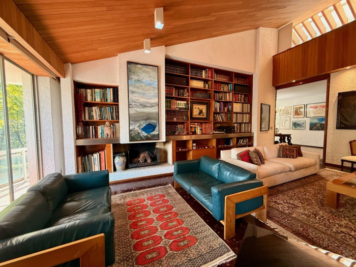 Casa en Venta con alberca techada y acceso por Reforma Lomas