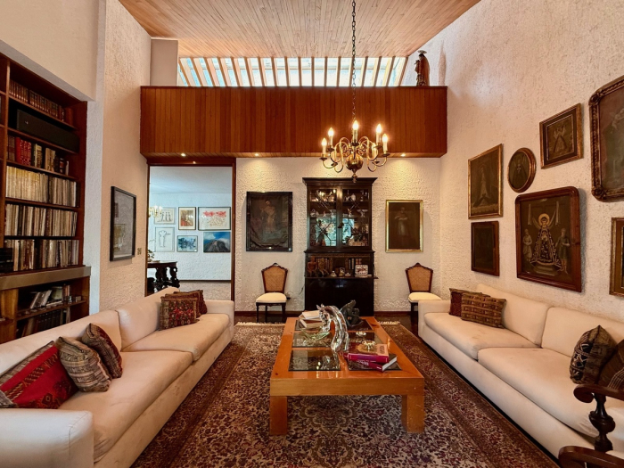 Casa en Venta con alberca techada y acceso por Reforma Lomas