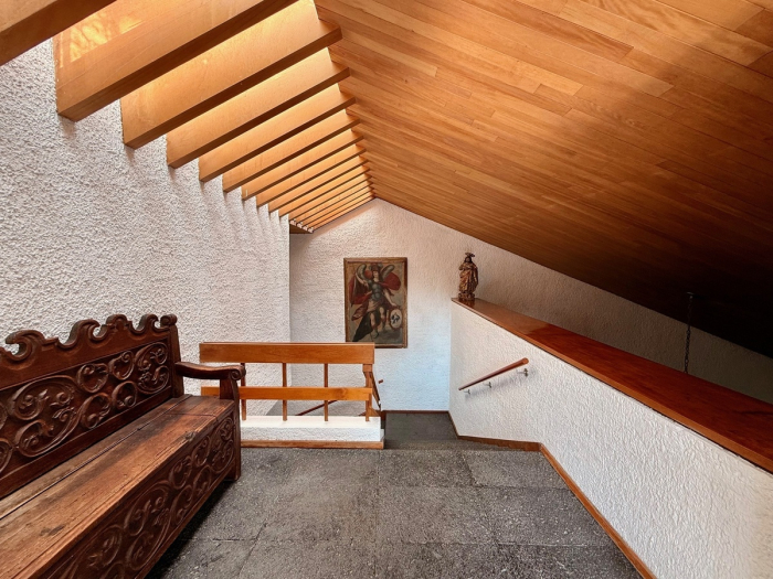 Casa en Venta con alberca techada y acceso por Reforma Lomas