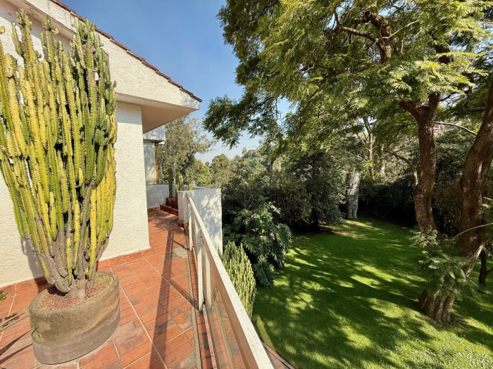 Casa en Venta con alberca techada y acceso por Reforma Lomas