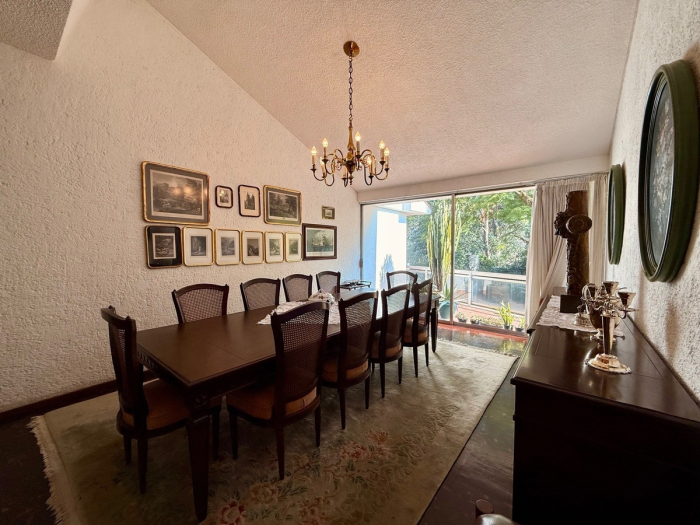 Casa en Venta con alberca techada y acceso por Reforma Lomas