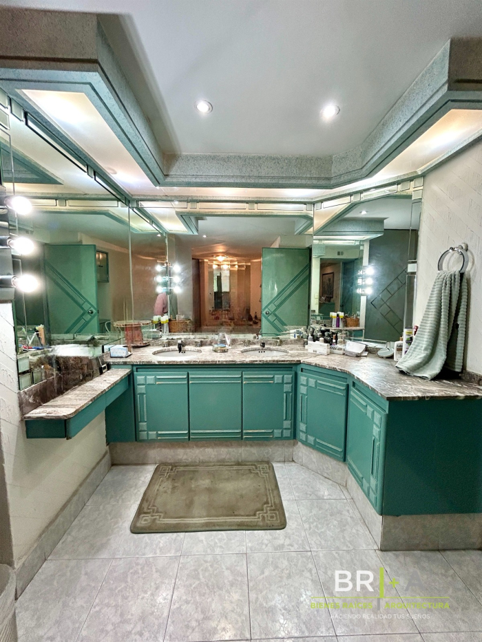 Departamento Con Terraza En Venta En Lomas De Chapultepec .