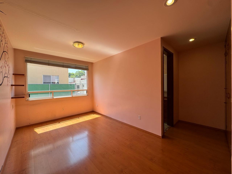 Casa en renta en Colonia del Valle Centro, ubicada en una calle cerrada
