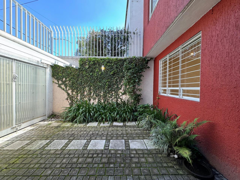 Casa en renta en Colonia del Valle Centro, ubicada en una calle cerrada