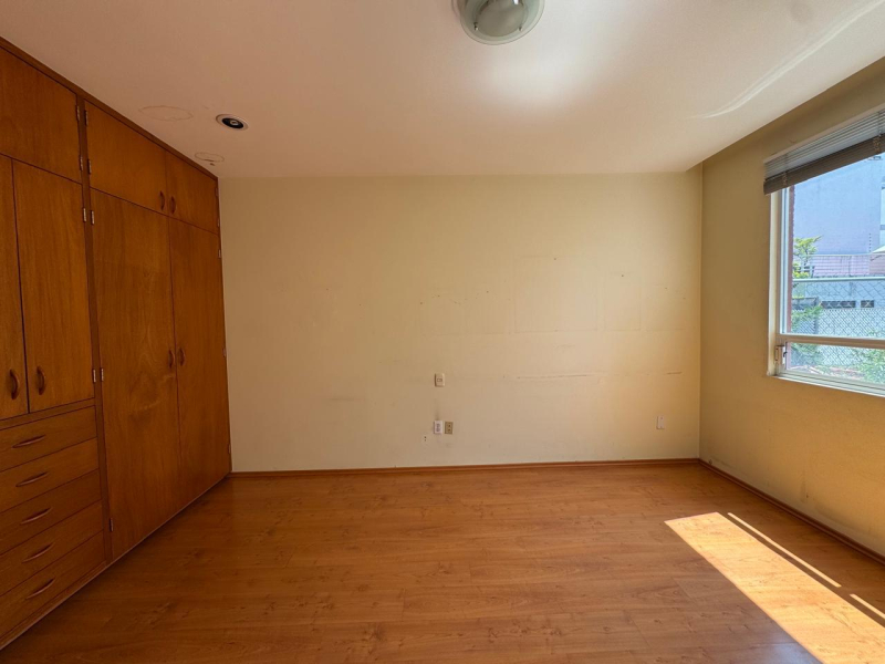 Casa en renta en Colonia del Valle Centro, ubicada en una calle cerrada