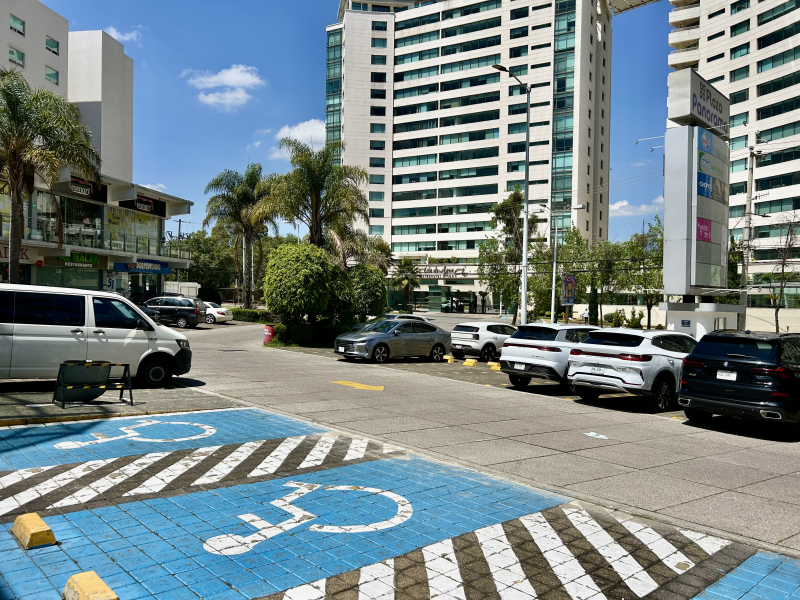 LOCAL COMERCIAL EN RENTA EN AV. JES�?S DEL MONTE, INTERLOMAS.