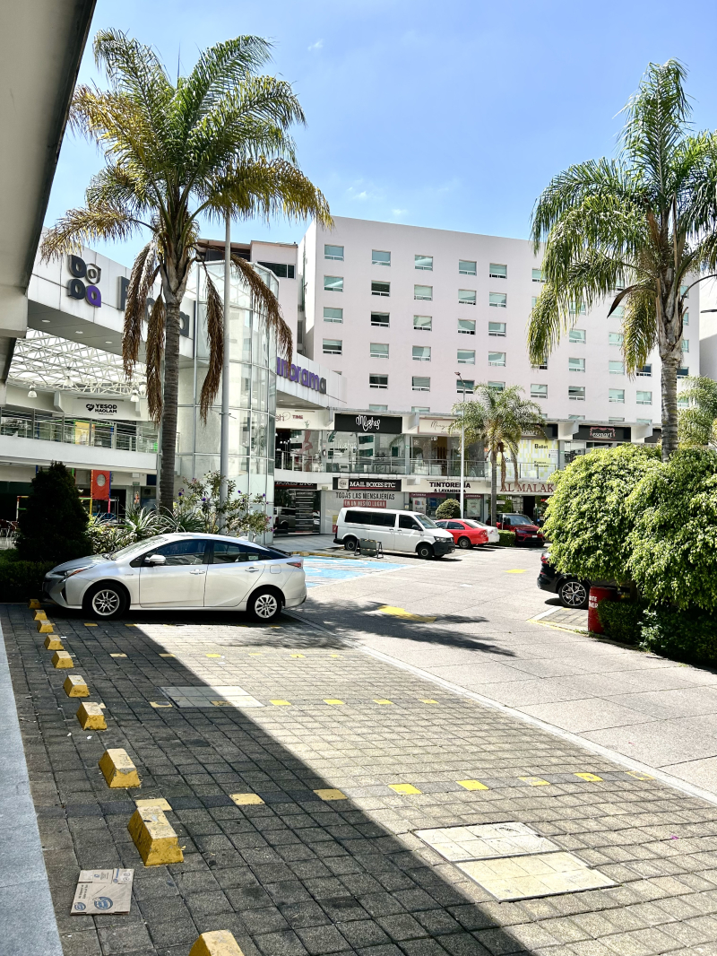 LOCAL COMERCIAL EN RENTA EN AV. JES�?S DEL MONTE, INTERLOMAS.