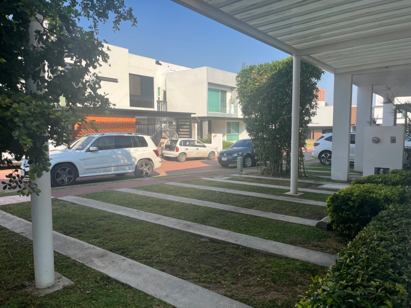 Casa En Renta En La Rioja Frente A Plaza Punto Sur, 3 Recámaras, Remodelada, Club Deportivo