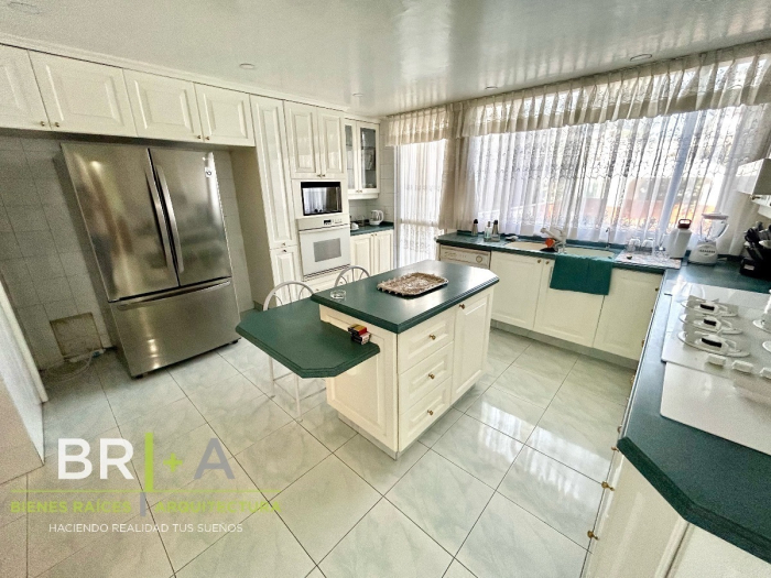 CASA en VENTA en BOSQUES de las LOMAS.