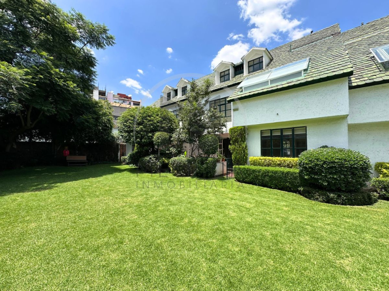 casa en condominio con gran jardín común en venta en lomas de chapultepec